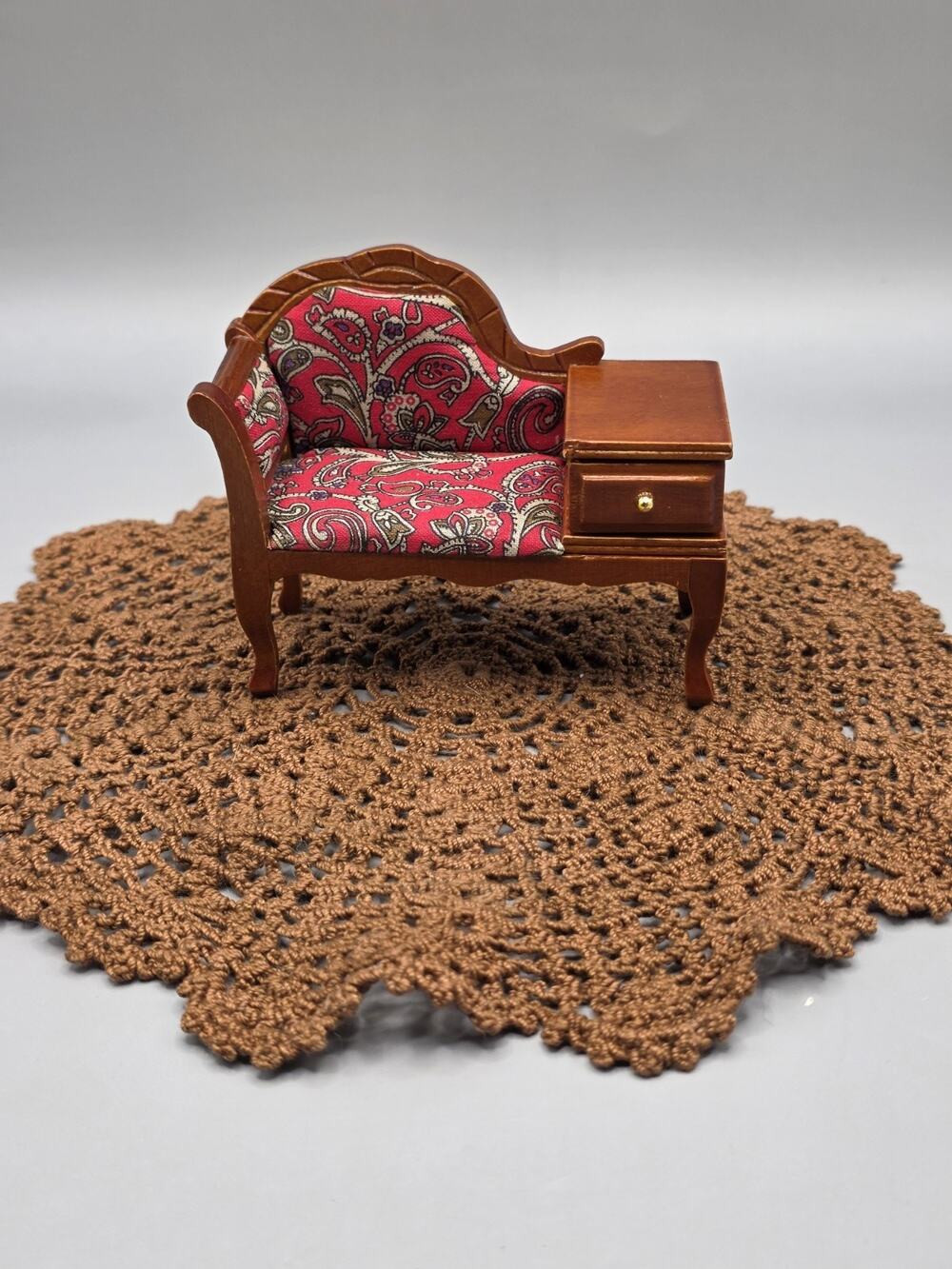 Dollhouse Miniature 1:12 Walnut Victorian Telephone Bench Gossip Chair Sofa Seat